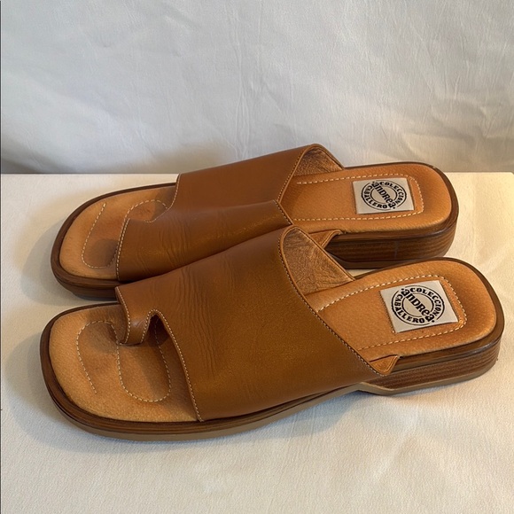 Andrea Caballero Other - Vintage Andrea mens Tan/camel authentic leather toe post slip on elegant sandals